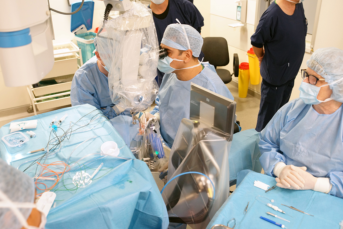 PRECEYES Surgical System in ERM peeling by Drs. K. Faridpooya at Rotterdam Eye Hospital 2 Copyright and courtesy Preceyes.jpg