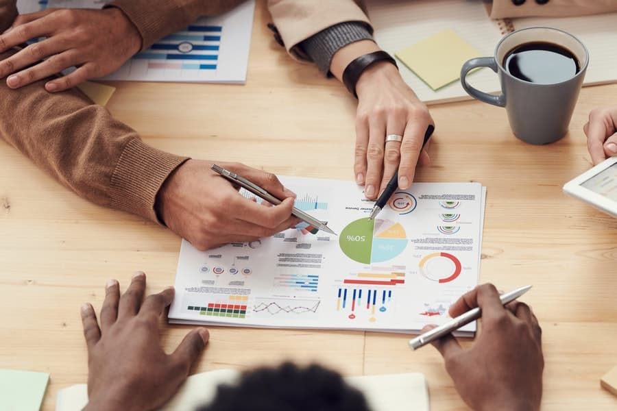 Group of people with an paper with numbers etc.