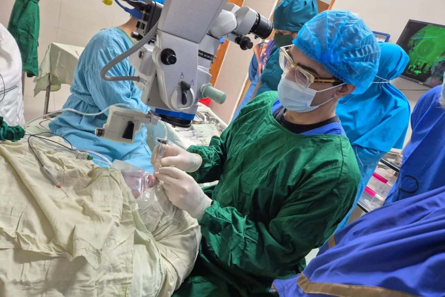 Moorfields surgeons save the sight of 24 wounded Bangladeshi students